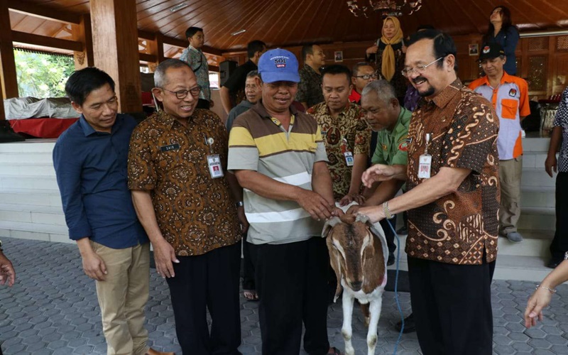 Wakil Wali Kota Solo Achmad Purnomo menyerahkan hadiah kambing kepada petugas KPPS