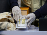 Pelarian Berakhir, Tersangka Bos Blueray John Field Menyerahkan Diri ke KPK Dini Hari