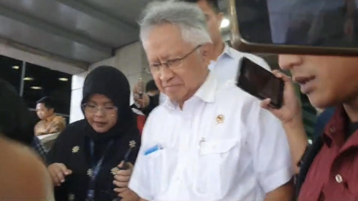 Mendikti Saintek Satryo Hindari Wartawan Usai Rapat Tertutup dengan DPR