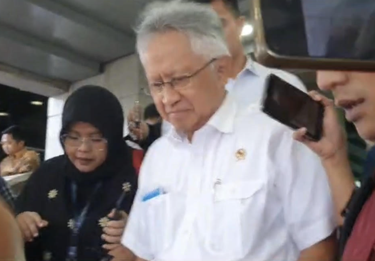 Mendikti Saintek Satryo Hindari Wartawan Usai Rapat Tertutup dengan DPR