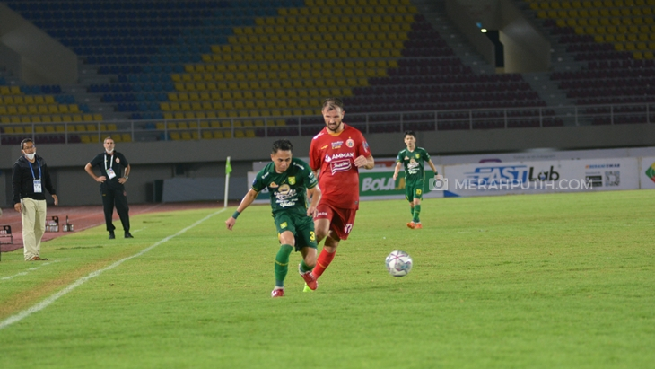 Persija Jakarta vs Persebaya Surabaya pada laga Liga 1 di Stadion Manahan Solo, Jawa Tengah, Selasa (26/10). (MP/Ismail)