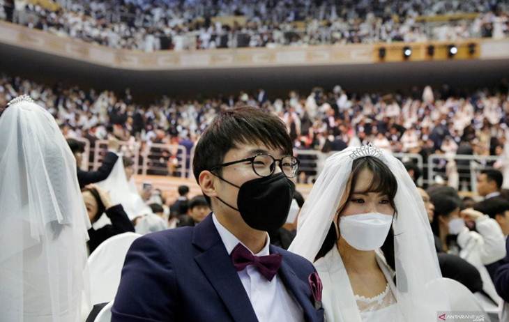 Ratusan pasangan peserta nikah massal di Unification Church at Cheongshim Peace World Centre, Gapyeong, Korea Selatan, Jumat (7/2). ANTARAFOTO/REUTERS/Heo Ran/foc.