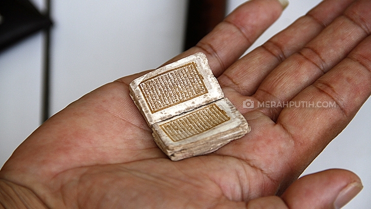 Meraba Alquran Terkecil se-Dunia dengan Tinta Emas di Bogor