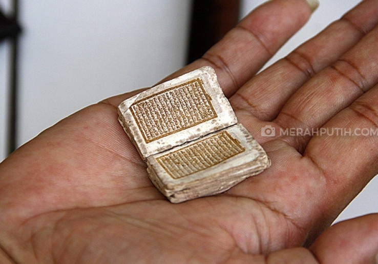 Meraba Alquran Terkecil se-Dunia dengan Tinta Emas di Bogor