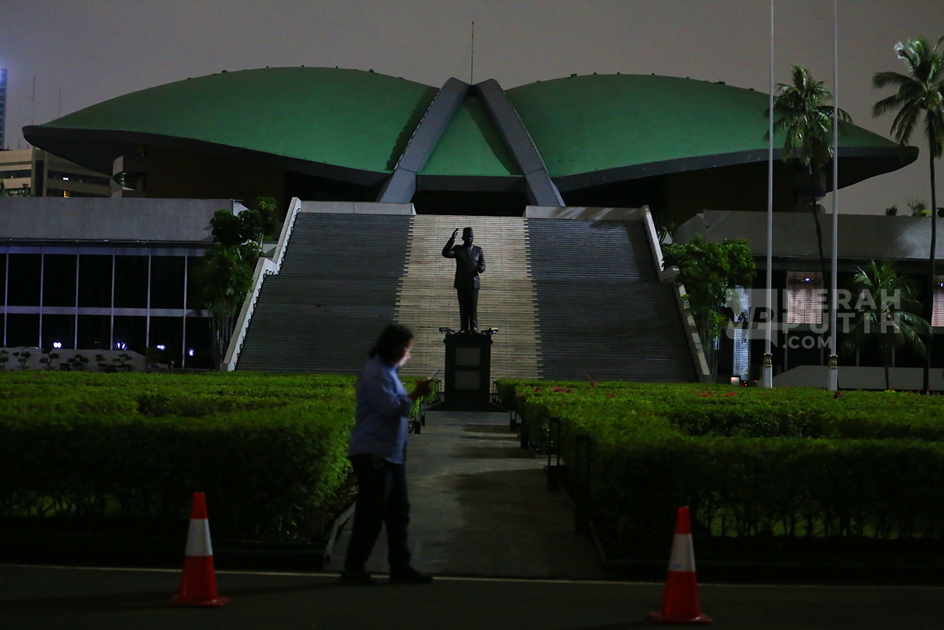 Gedung DPR Gelap Gulita, Strategi Efisiensi Energi di Tengah Krisis Global
