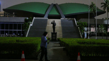 Gedung DPR Gelap Gulita, Strategi Efisiensi Energi di Tengah Krisis Global