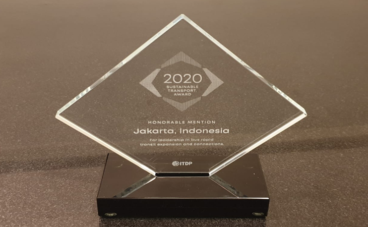Penghargaan bidang transportasi Sustainable Transport Award yang diterima Pemprov DKI