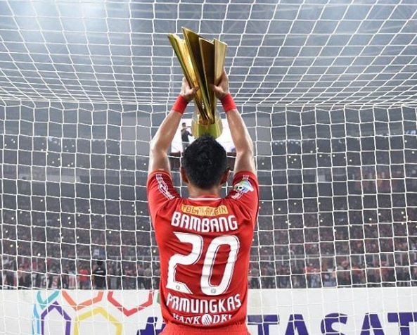 Bambang Pamungkas mengangkat trophy Liga 1 (@persijajkt)
