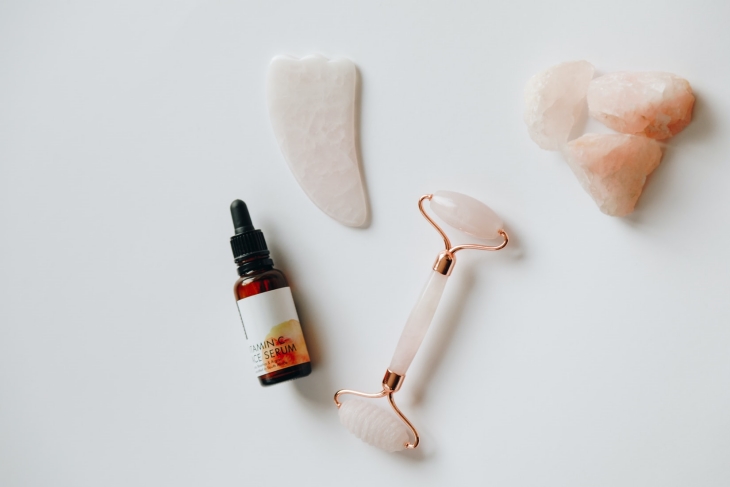 Serum hingga roller wajah juga dapat disimpan di dalam kulkas. (Foto: unsplash.com/vivalunastudios)