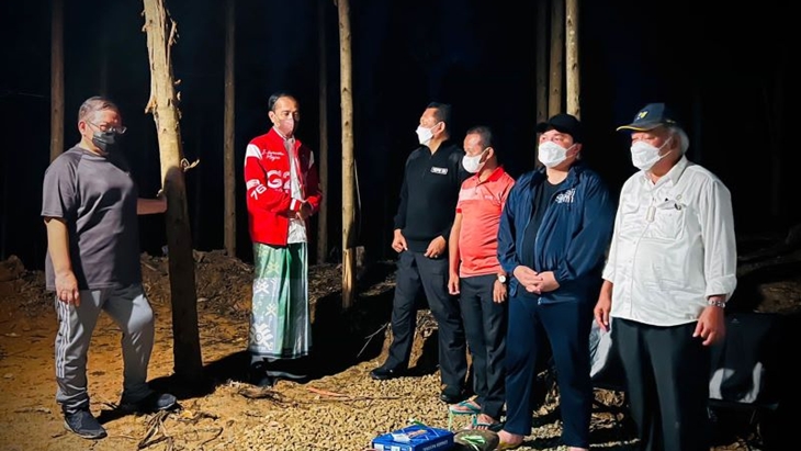 Sarungan, Jokowi Nikmati Malam Berkemah di IKN Nusantara