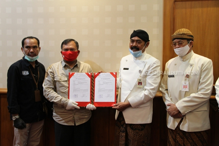 Wali Kota Solo FX Hadi Rudyatmo menerima bantuan dua ekor sapi bantuan Presiden Jokowi, Kamis (23/7). (MP/Ismail)