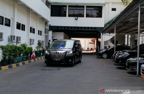  Wiranto Diam-Diam Tinggalkan RSPAD Pakai Alphard, Mau ke Mana?