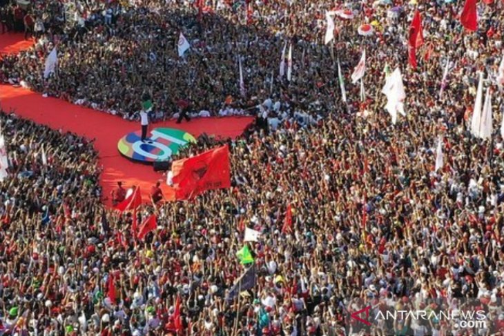 Kampanya akbar Jokowi-KH Ma'ruf Amin selalu dipenuhi massa sebagai bentuk dukungan para relawan dan simpatisan. (antarakalsel/foto/firman)