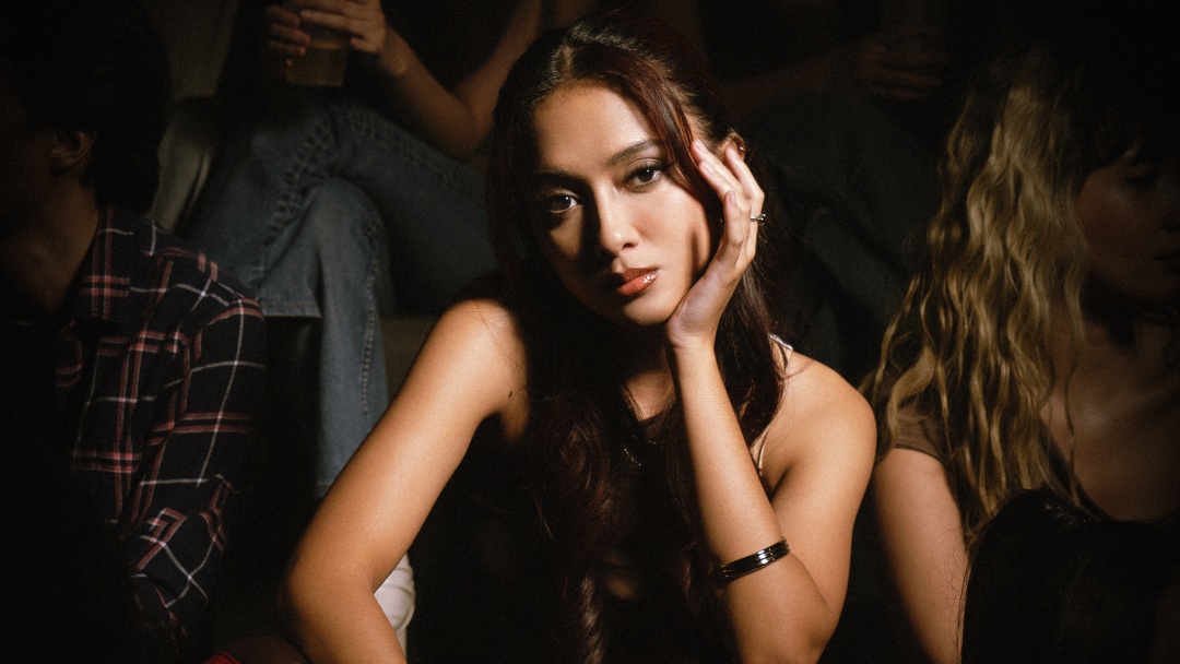 Rahmania Astrini Mencoba Santai dalam Single 'Love Me Like You'