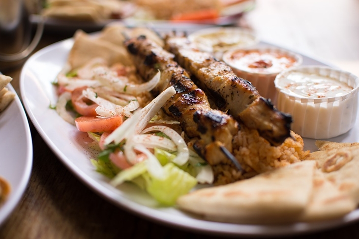 Souflaki kebab paling populer di Yunani. (Foto: Pixabay/jcvelis)