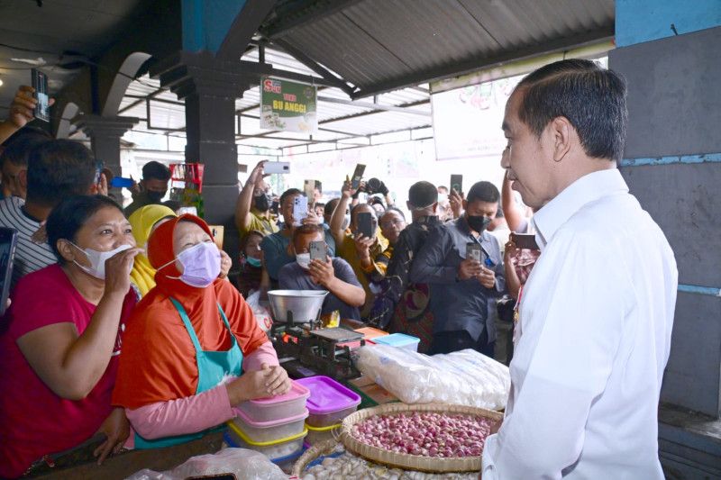 Kunjungi Pasar Malangjiwan, Jokowi Kaget Harga Minyak Goreng dan Kedelai Naik