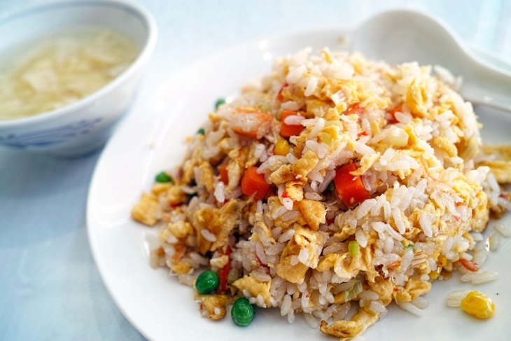 (Foto 1) Nasi goreng yang mudah ditemukan dan harganya yang murah. Foto by Pixabay takedahrs