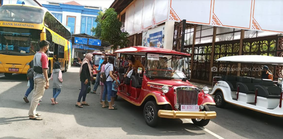 Libur Tahun Baru, Mobil Klasik Listrik Wisata Diserbu Pengunjung
