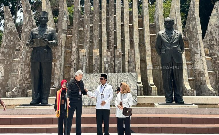 Pakai Baju Putih yang Disiapkan Tahun 2019, Mahfud MD: Ada Pesan Tuhan
