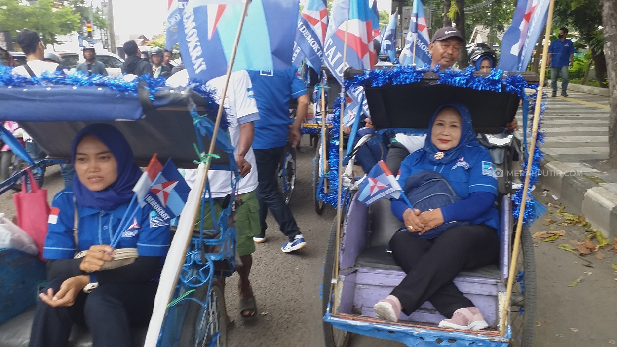 Partai Demokrat Antar 35 Bacaleg Naik Becak Daftar ke KPU Kota Cirebon