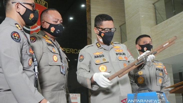 memperlihatkan barang bukti yang disita dari 23 teroris kelompok Jamaah Islamiyah di Kantor Bareskrim Polri. ANTARA/Anita Permata Dewi