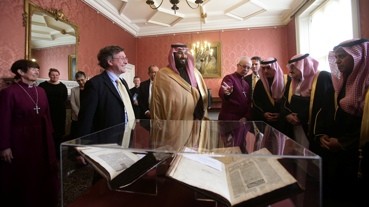 Archbishop of Canterbury dari Inggris Justin Welby memperlihatkan kepada Pangeran Mahkota Arab Saudi Mohammed bin Salman sebuah tulisan awal dari keyakinan Kristen, Muslim dan Yahudi dari koleksi perpustakaan Lambeth Palace dalam sebuah pertemuan tertutup di Lambeth Palace, London, Inggris, Kamis (8/3). ANTARA FOTO/REUTERS/Yui Mok/Pool/cfo/18