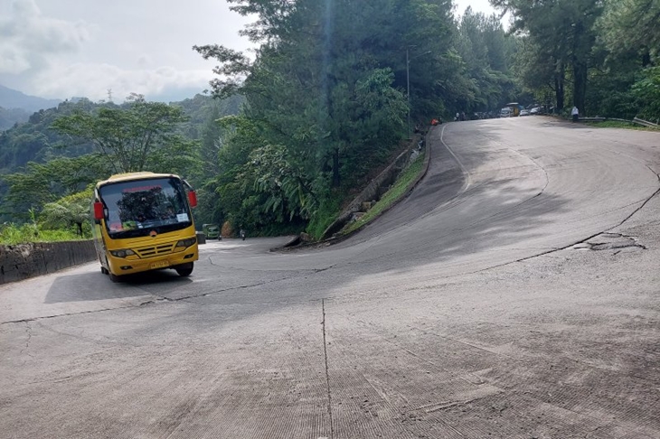 Sebuah bus bersiap melewati tanjakan Panorama I Sitinjau Laut (Antara/Ikhwan Wahyudi)