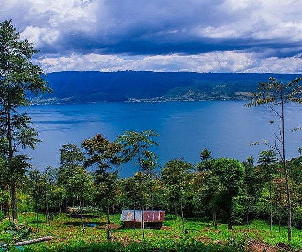 Danau Toba, Sumatera Utara. (Foto: Instagram/@joeardi via cometolaketoba)