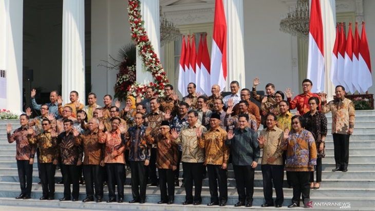 Presiden Joko Widodo berfoto bersama dengan Wapres Ma'ruf Amin dan para menteri kabinet Indonesia Maju di tangga Istana Merdeka Jakarta, Rabu (23/10) (Foto: Antara/Desca Lidya Natalia)