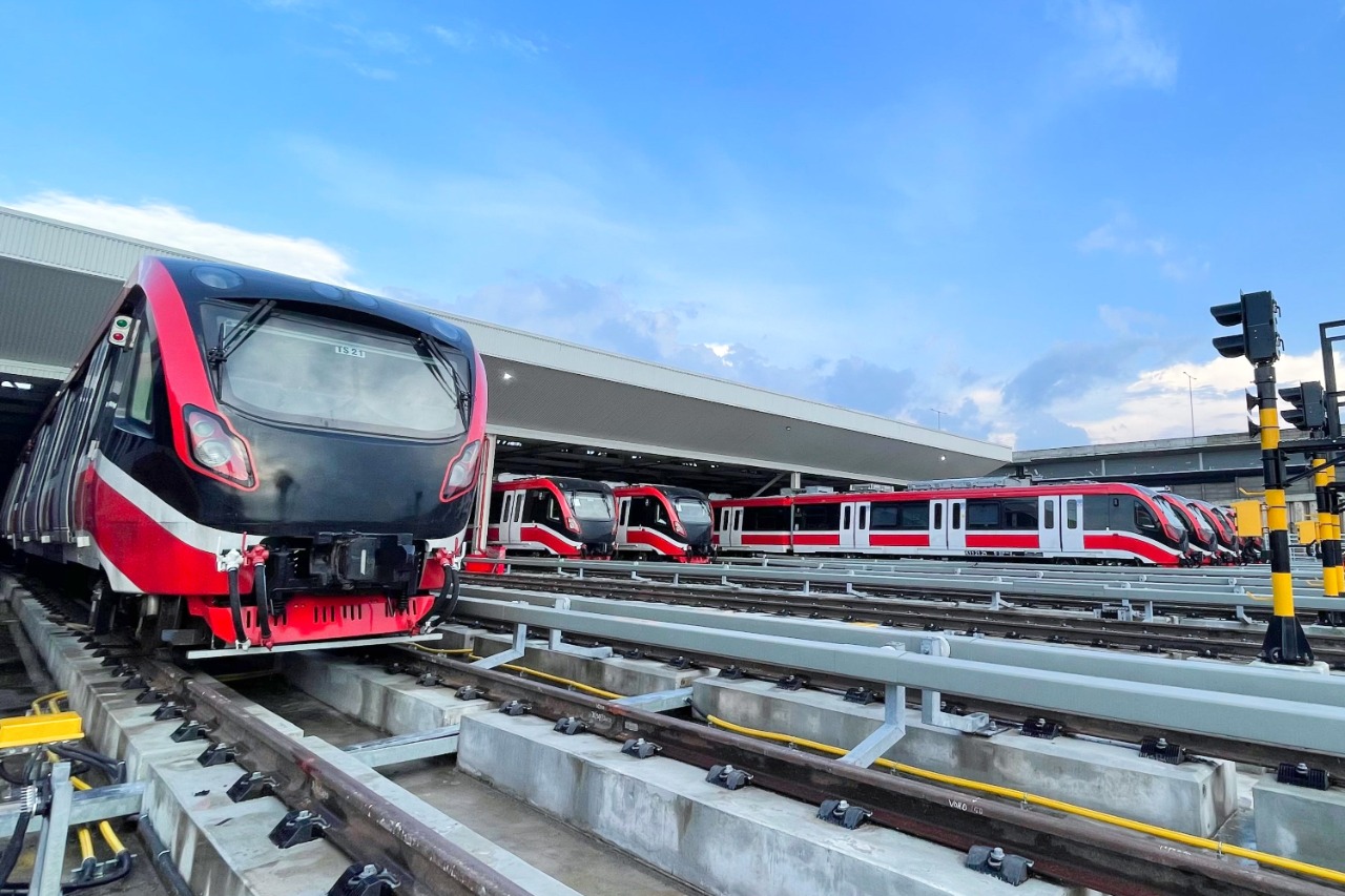 Naik LRT Jabodebek Wajib Pakai e-Money dan e-Wallet
