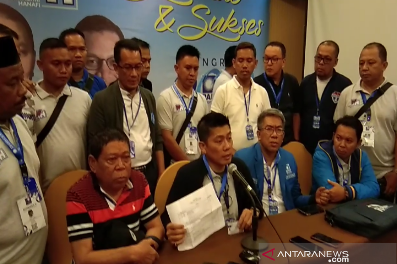 Konferensi Pers tim Mulfachri-Hanafi, di Kendari, Senin (10/2/20). (ANTARA/Harianto)
