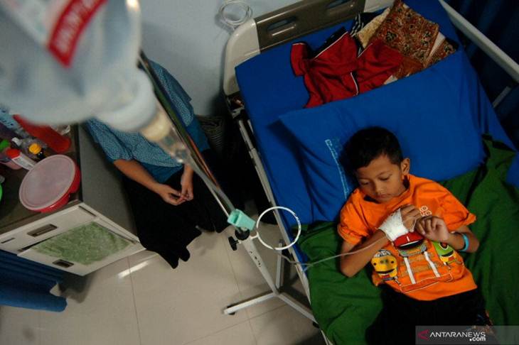 Dokumentasi seorang pasien anak penderita DBD menjalani perawatan di Rumah Sakit Mitra Siaga, Kabupaten Tegal, Jawa Tengah, Senin (6/4/2020). Berdasarkan data rumah sakit, penderita DBD)terutama pasien anak-anak terus meningkat dari Februari mencapai 50 pasien meningkat menjadi 59 pasien DBD pada Maret kemaren. ANTARA FOTO/Oky Lukmansyah