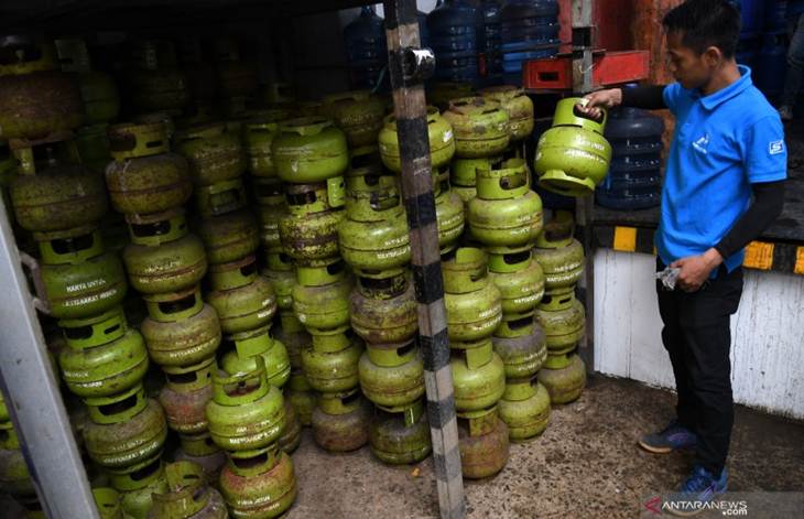 Pekerja menata tabung gas elpiji tiga kilogram di salah satu pangkalan di Gondangdia, Jakarta, Rabu (15/1/2020). ANTARA FOTO/Aditya Pradana Putra/hp.