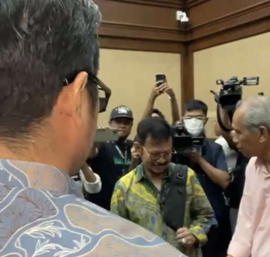 Eks Jubir KPK Febri Diansyah Salami SYL di Ruang Sidang
