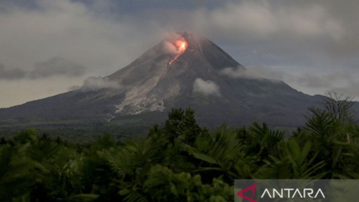 Gunung Merapi Belasan Kali Luncurkan Guguran Lava Pijar pada Sabtu Pagi