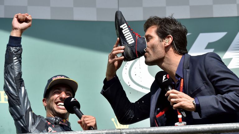 Mark Webber ikut mencicipi minuman ini dari sepatu. (Foto SKy Sports)