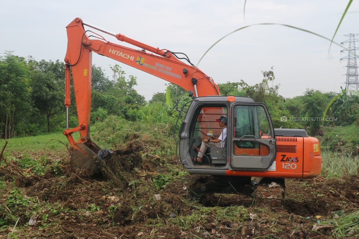 Cegah Banjir, Pemkot Cirebon Normalisasi Aliran Sungai Cikalong