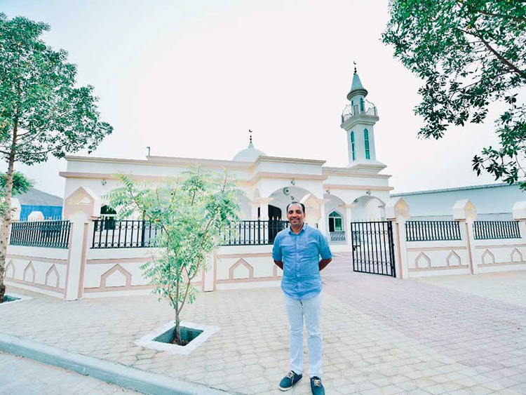 Pria Non-Muslim Ini Mulia Banget, Bangun Masjid dan Sediakan Buka Puasa Sebulan Penuh