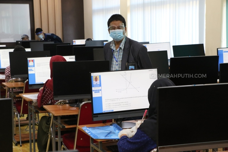 Rektor Universitas Sebelas Maret (UNS) Surakarta Jamal Wiwoho mengawasi peserta UTBK SBMPTN di UNS Surakarta, Jawa Tengah, Minggu (5/7). (MP/Ismail)
