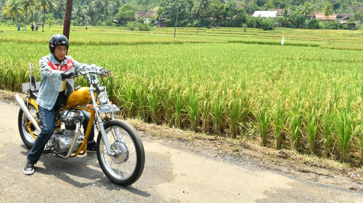 Simak Nih Guys! 5 Barang yang Jadi Viral Usai Dikenakan Jokowi