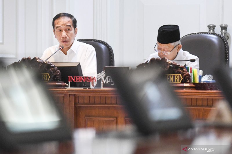 Presiden Joko Widodo (kiri) didampingi Wakil Presiden Ma'ruf Amin (kanan) memimpin rapat terbatas (ratas) di Kantor Presiden, Jakarta, Senin (9/3/2020). Ratas tersebut membahas kerangka ekonomi makro dan pokok-pokok kebijakan fiskal tahun 2021 dan rencana kerja pemerintah tahun 2021. ANTARA FOTO/Hafidz Mubarak A/foc.