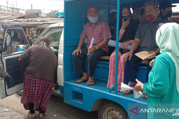 Sejumlah warga lanjut usia (lansia) menumpang kendaraan dinas operasional Satuan Polisi Pamong Praja (Satpol PP) Jakarta Utara saat mengikuti vaksinasi COVID-19 pada Kamis (18/3/2021). (ANTARA/HO-Kominfotik Jakarta Utara)