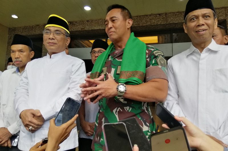 Panglima TNI Jenderal TNI Andika Perkasa didampingi Ketua Umum PBNU KH Yahya Cholil Staquf saat memberikan keterangan pers, di Kantor PBNU, Jakarta Pusat, Senin (23/5/2022). ANTARA/Syaiful Hakim