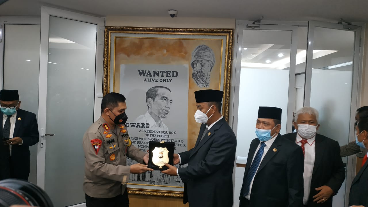 Pangdam Jaya Mayjen TNI Dudung Abdurachman (kiri) dan Kapolda Metro Jaya Irjen Pol Mohammad Fadil Imran berjabat tangan dalam agenda silaturahmi di Makodam Jaya, Cawang, Jakarta Timur, Senin (23/11/2020). (ANTARA/Andi Firdaus)