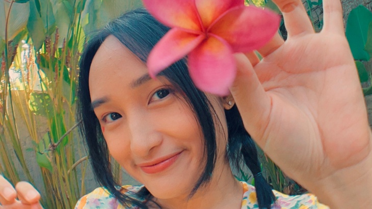 'Menggila', Nostalgia Romansa Masa Remaja dalam Bayangan Mariani Oelong