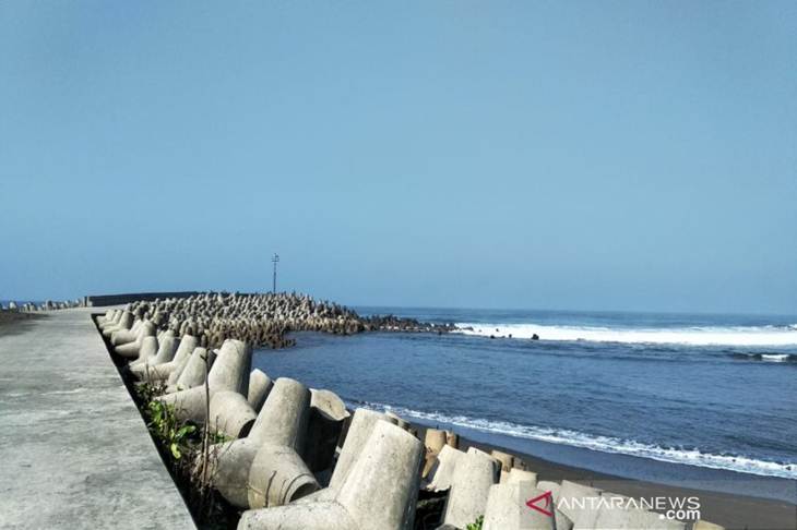Pemecah Ombak Pelabuhan Tanjung Adikarto di Kabupaten Kulon Progo menjadi tempat swafoto pengunjung Pantai Glagah. (Foto ANTARA/Sutarmi)
