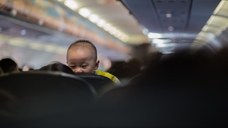 Ciptakan Perjalanan Naik Pesawat Menyenangkan Bersama Bayi