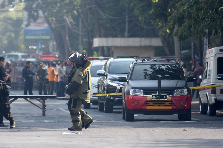Personel penjinak bom (Jibom) bersiap melakukan identifikasi di lokasi ledakan Gereja Katolik Santa Maria Tak Bercela di Ngagel Madya, Surabaya, Jawa Timur, Minggu (13/5). (Foto: ANTARA FOTO/M Risyal Hidaya