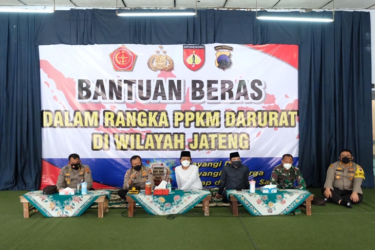  Polda Jawa Tengah menyalurkan bantuan paket sembako di Ponpes Api Kabupaten Magelang, Rabu (21/7). (MP/Humas Polda Jateng)