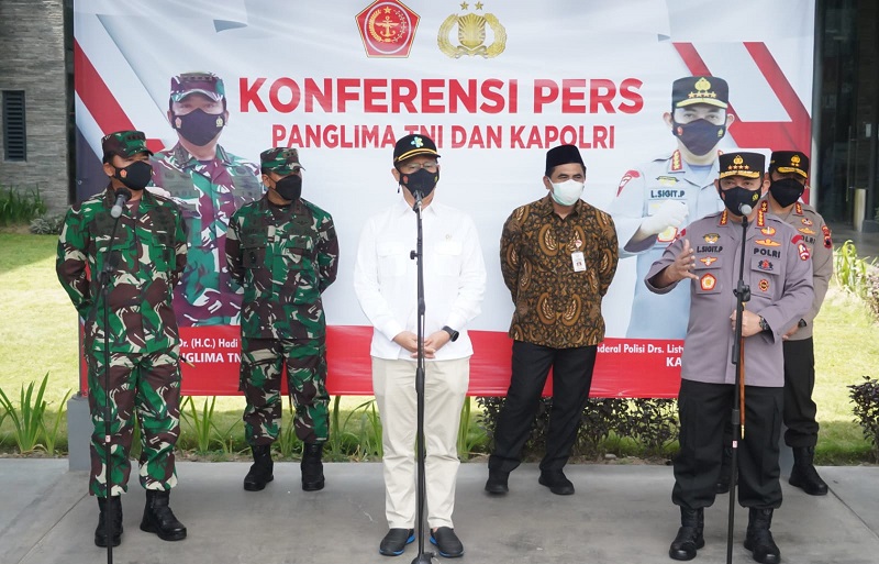 apolri Jenderal Listyo Sigit Prabowo dan Panglima TNI Marsekal TNI Hadi Tjahjanto meninjau vaksinasi buruh di PT. PAN Brother, Kabupaten Boyolali, Jawa Tengah, Minggu (22/8). (MP/Ismail)